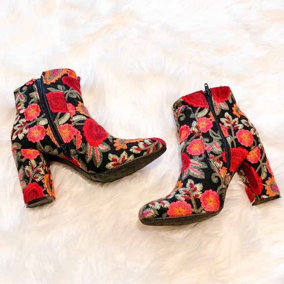 NWOT MIA Colorful Rosebud Embroidered Floral Chunky Block Heel Ankle Books - Picture 3 of 6